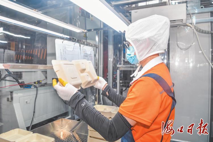 在位于海口国家高新区的海口市裕同环保科技,工作人员正在